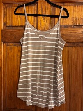 XL Zenana Poolside Mocha / White Striped V-Neck Curved Hem Cami
Tank Top EUC